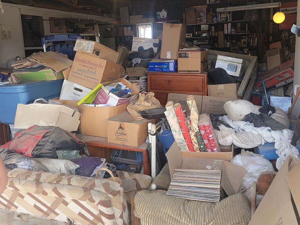 Junk hauling, dumpster rental, and hot tub removal in Park Stockdale, Bakersfield CA