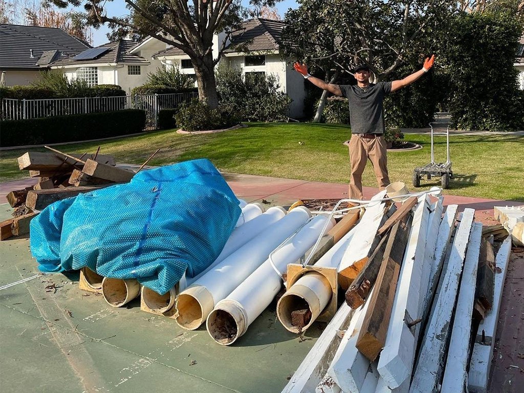 Junk hauling, dumpster rental, and hot tub removal in Laurelglen, Bakersfield CA